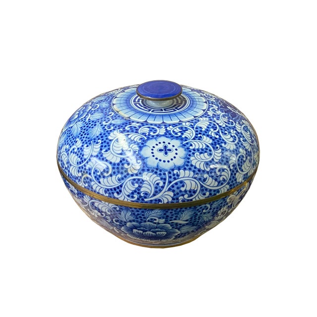 2000 - 2009 Vintage Blue White Porcelain Floral Pattern Accent Round Box Display For Sale - Image 5 of 8