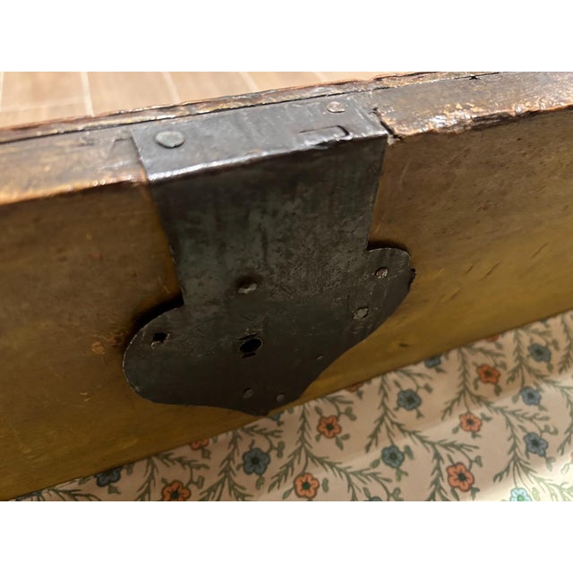 Walnut Burl Chest of Drawers, Central Italy, 17th Century For Sale - Image 9 of 10