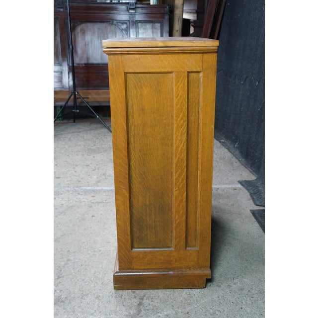 Antique American Victorian Quartersawn Oak 2 Drawer Console Cabinet Cupboard 31" For Sale - Image 15 of 17