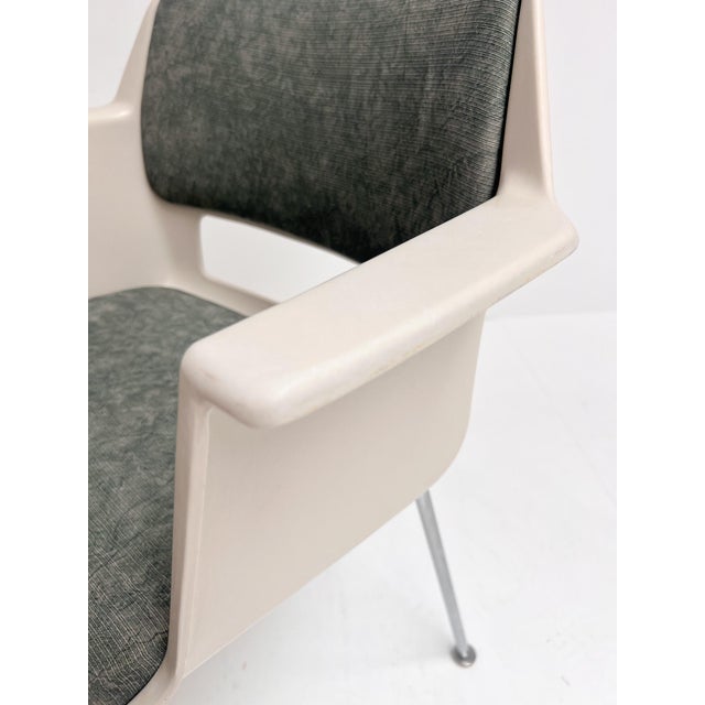 Cream Model 2225 Shell Chair by Andre Cordemeijer for Gispen, 1960s For Sale - Image 8 of 13