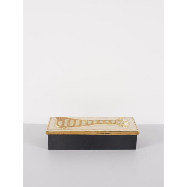 Mithé espelt (1923 - 2020) box france, circa 1970 ceramic & wood h: 6.5 cm / l: 27 cm / d: 10 cm this piece has an...