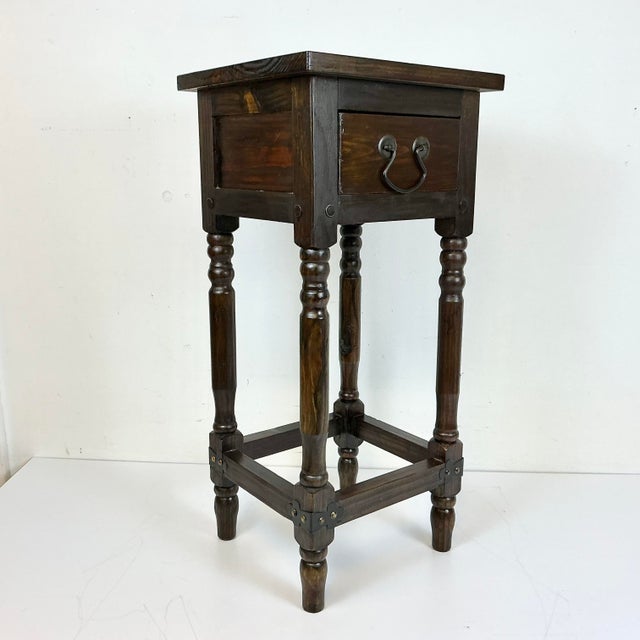 1970s Vintage Arts & Crafts Farmhouse Federal Pine Drinks Table After Ethan Allen Old Tavern. For Sale - Image 15 of 15