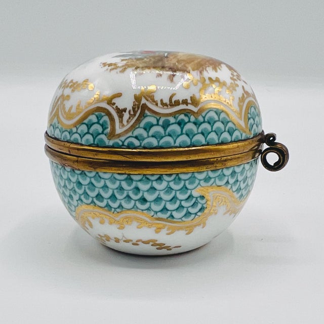Ceramic Antique French Hand-Painted Porcelain Hinged Box from Samson, Paris, 1900s For Sale - Image 7 of 15