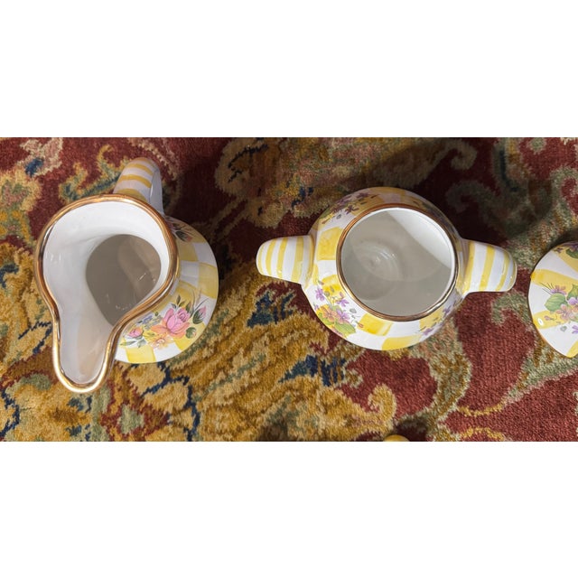 1990s MacKenzie-Childs Aurora Yellow Check Enamel Creamer & Lidded Sugar Bowl Set W/ Spoon – 1990s For Sale - Image 12 of 18