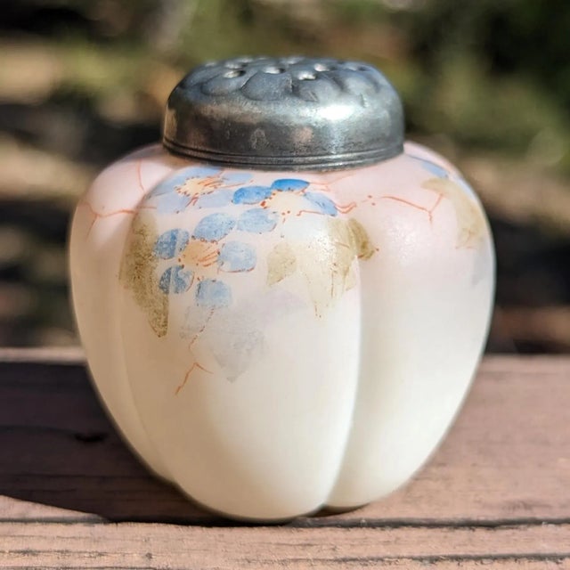 A sought after shaker from the golden age of Mount Washington. I believe this is the Hawthorne pattern. The design isn't...