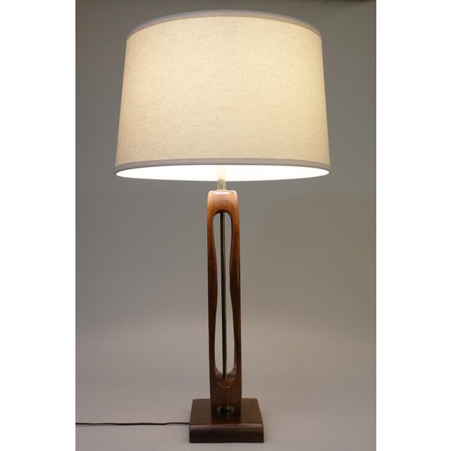 Chocolate Rare Atomic Modern Dogbone Walnut and Brass Table Lamp, 1950s, by Modeline, Attributed to Adrian Pearsall and Kagan For Sale - Image 8 of 10