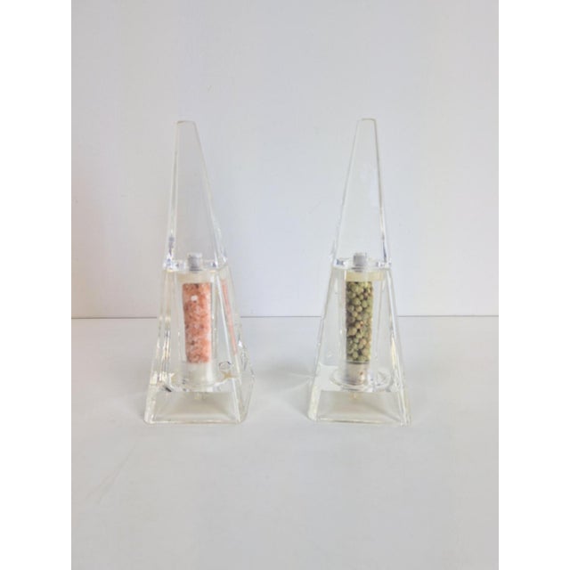 Wayne Husted Postmodern Acrylic Pyramid Salt and Pepper Mills by Wayne Husted for Blenko Grainware Co., 1980s, Set of 2 For Sale - Image 4 of 7