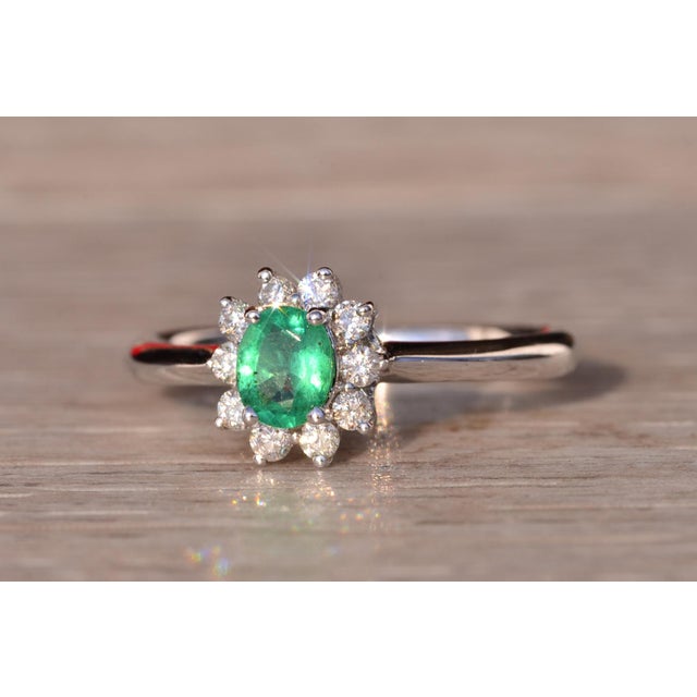 The 89th Avenue: Natural Emerald and Diamond Halo Ring in White Gold For Sale - Image 4 of 10
