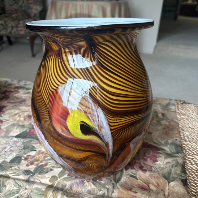 This vintage Murano glass vase is a fantastic addition to any collection. Crafted in Italy, it boasts an abstract pattern...