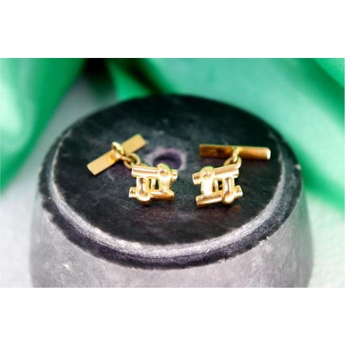 Gold cufflinks in the shape of a cardinal and cut-out caps. Metal: Gold. Origin: Portuguese. Brand: Veado. Weight: 6.93...