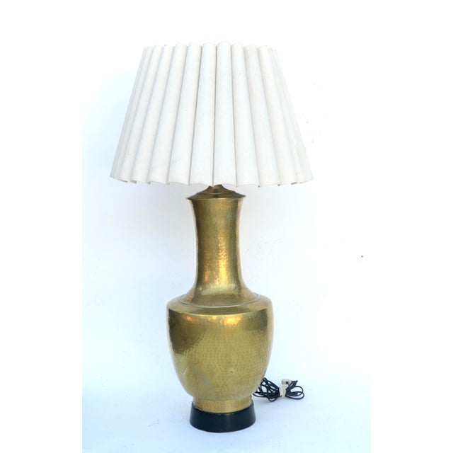 Mid-Century Modern Hollywood Regency Chinoiserie Brass Table Lamp James Mont Style For Sale - Image 3 of 5