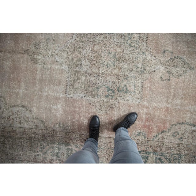 :: Subtle design in roundel medallion with great dynamic imparted by wear and texture. Colors and shades include: Dusty...