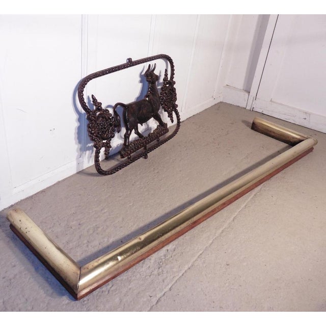 Large Heavy Victorian Brass and Oak Fender, 1890 For Sale - Image 3 of 5