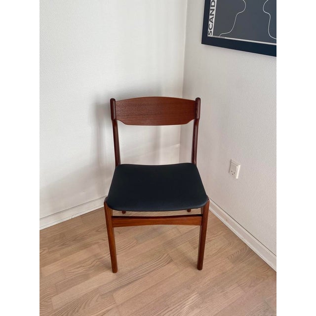 A beautifully preserved pair of Danish mid-century dining chairs designed by Erik Buch — one of Denmark's most celebrated...