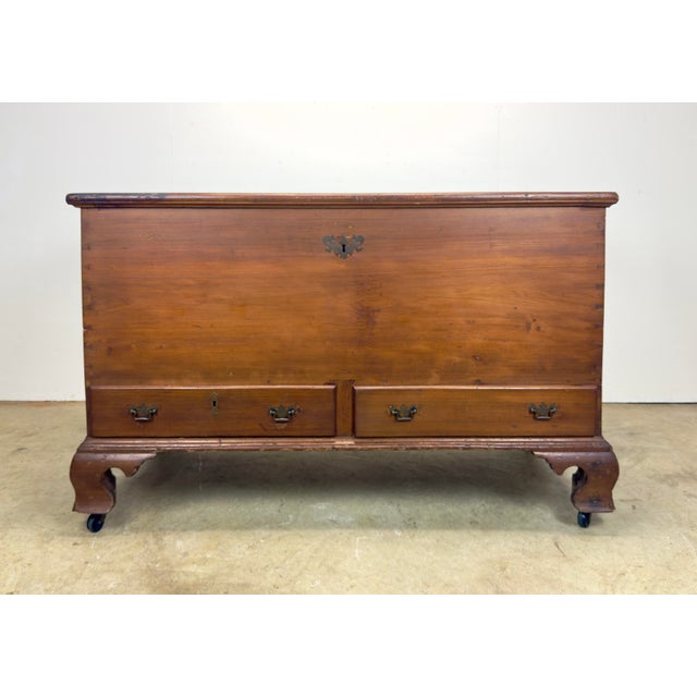 An early American Queen Anne style antique pine blanket chest, likely Pennsylvanian. Rectangular top with molded edges...