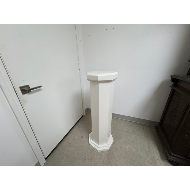 1980s Post Modern Octagonal Lacquered Pedestal. For Sale - Image 5 of 10