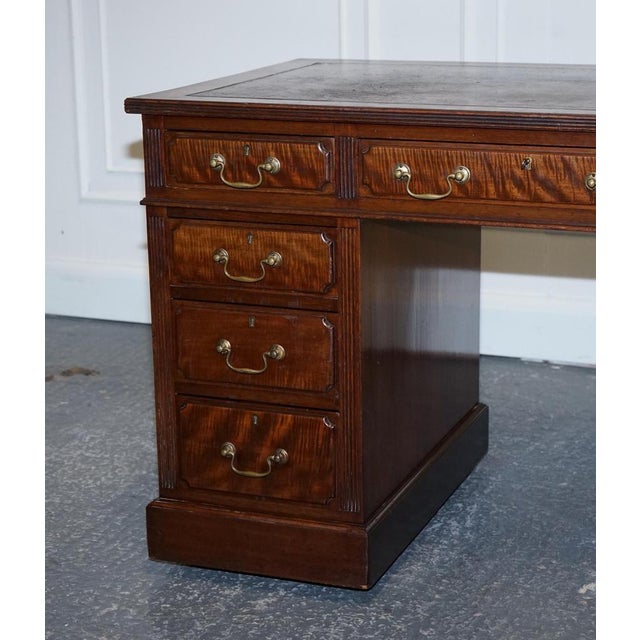 Antique Pedestal Writing Desk by Edwardian Maple & Co, 1890 For Sale - Image 4 of 18