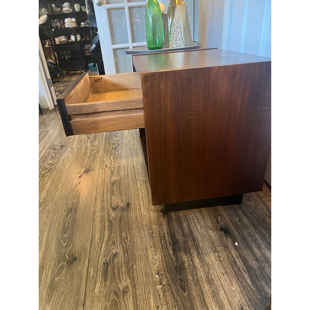 Mid-Century Modern 1950s Lane Model 416-30-H Nightstand in Walnut For Sale - Image 3 of 5