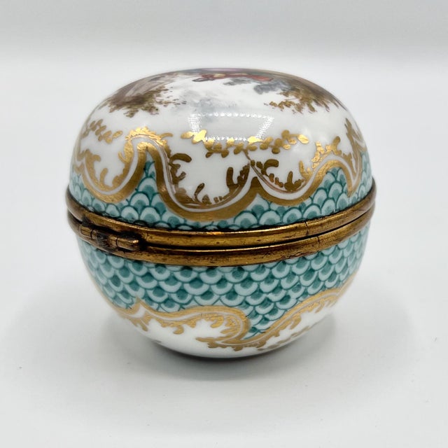 Antique French Hand-Painted Porcelain Hinged Box from Samson, Paris, 1900s For Sale - Image 10 of 15