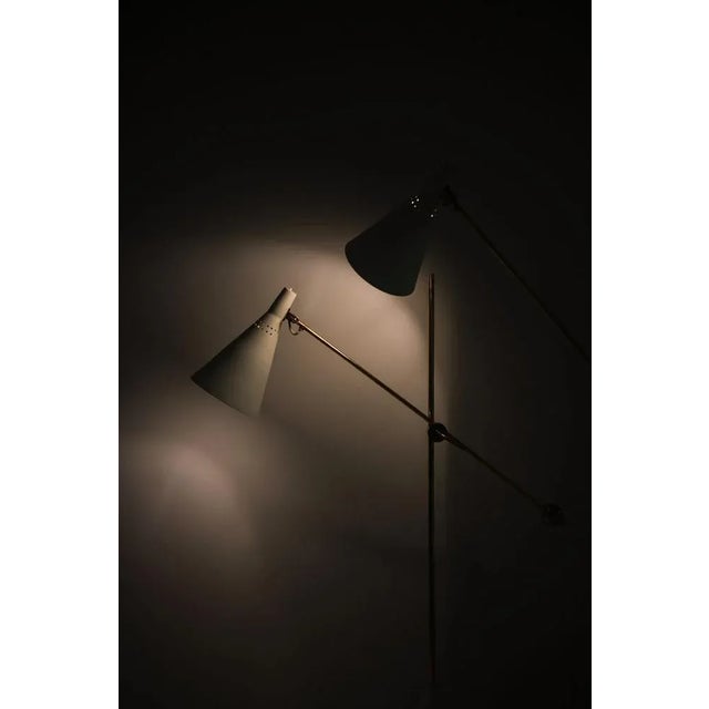 Floor Lamps in White Lacquered Metal and Brass attributed to Tapio Wirkkala, 1950s, Set of 2 For Sale - Image 3 of 9