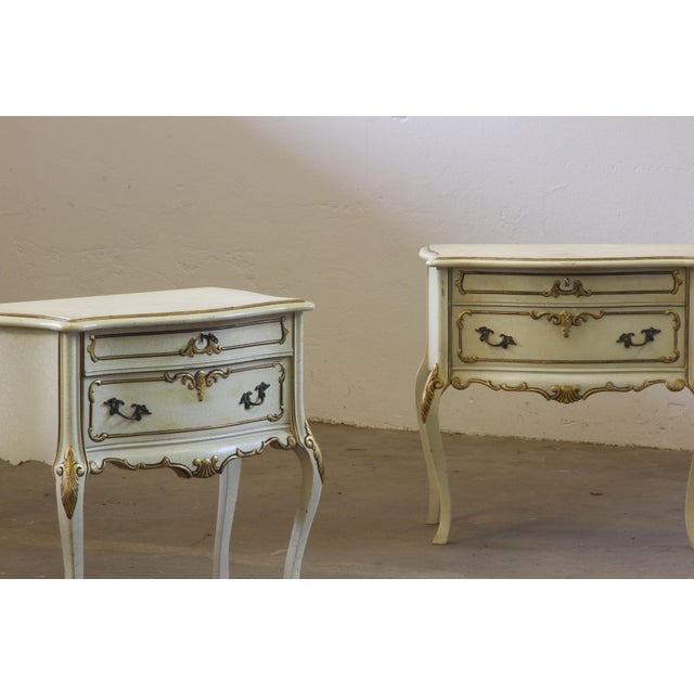 Mid-Century Modern Venetian Style Painted Wood Nightstands, 1960s, Set of 2 For Sale - Image 3 of 18
