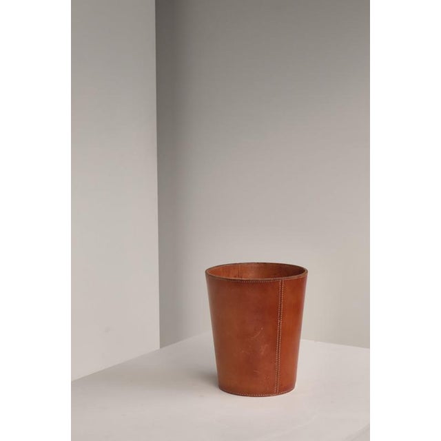 Paper Basket in Patinated Saddle Leather and Brass attributed to Carl Auböck, 1950s For Sale - Image 3 of 11