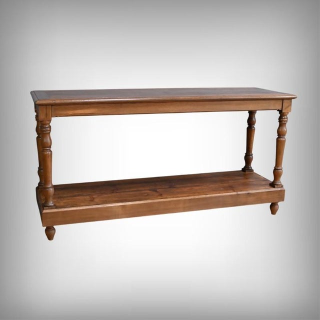 This elegant draper's table, dating from the early 20th century, embodies the understated charm of handcrafted furniture....