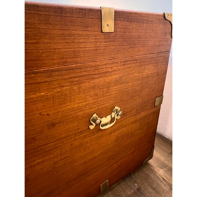 English C. 1950s British Colonial Style Teak Linen Chest Trunk For Sale - Image 3 of 12