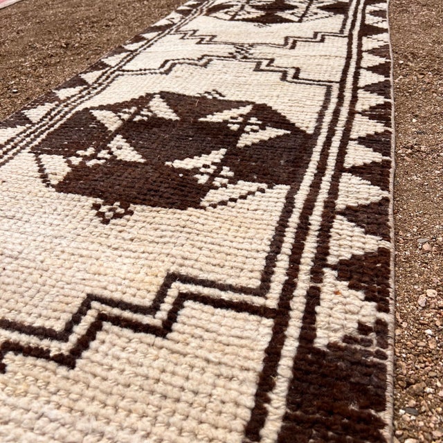 1960s Neutral Vintage Kurdish Herki Runner 2’6x10’8 For Sale In Houston - Image 6 of 8