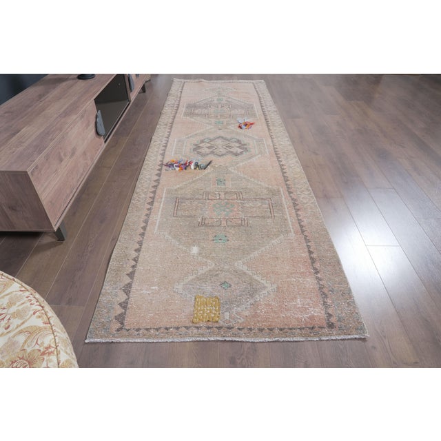 1970 Vintage Oushak Kilim Runner - Muted Pastel Pink Beige Area Rug - Traditional Turkish Medallion Runner for Hallway For Sale - Image 13 of 17