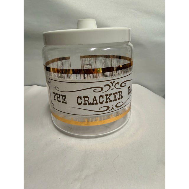 Very cool old cracker jar made by Pyrex. The lid is made of plastic and the barrel is made of glass. Instructions printed...