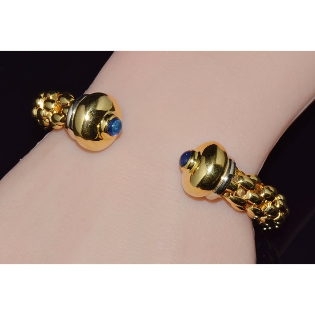 Vintage Fope Flex'it 18k Gold Natural Blue Sapphire Open Cuff Bangle Bracelet For Sale - Image 4 of 15