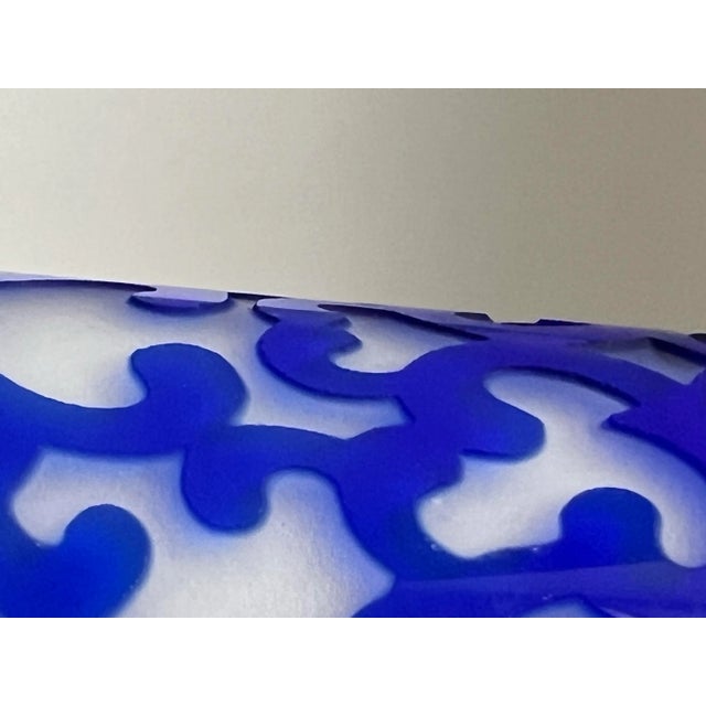 Late 20th Century Vintage 1980s Peking Glass Overlay Vase 10¼″ Tall in Cobalt Blue & Frost Cameo Glass, Hand-Carved Crystal Brand, in the Style of Pilgrim Glass For Sale - Image 5 of 10