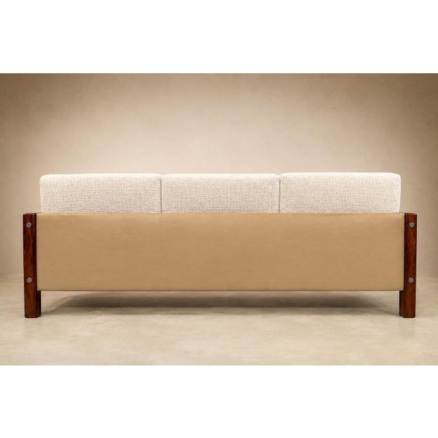 Sergio Rodrigues "Millor" Sofa in Rosewood, Leather & Textured Fabric, Brazil, 1960s For Sale - Image 12 of 18