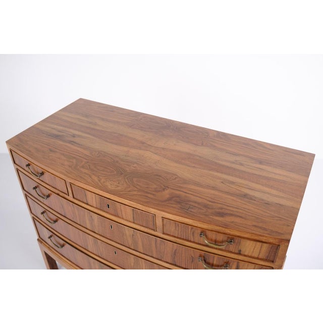 Chest of Drawers in Flamed Walnut and Brass attributed to Ole Wanscher, 1940s For Sale - Image 3 of 13