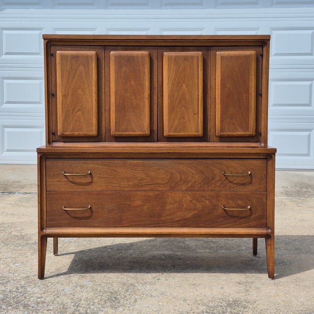 Mid Century Modern Broyhill Attributed Walnut Veneer Chest of Drawers Highboy Dresser For Sale - Image 11 of 12
