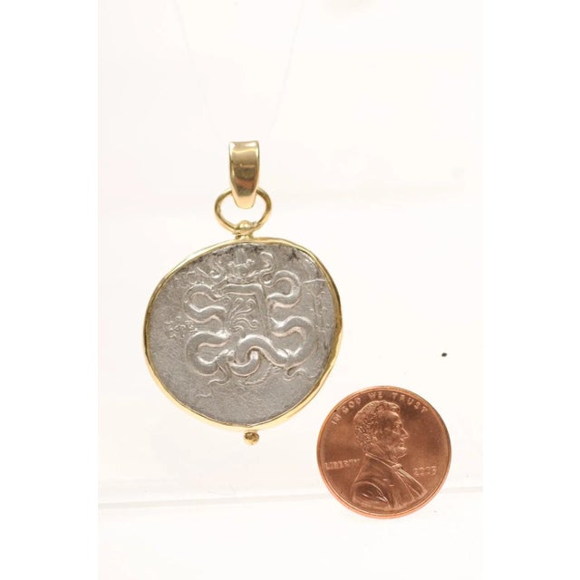 An Ar Tectradrachm Cista Mystica Pendant Trimmed in 18k Gold For Sale In Atlanta - Image 6 of 12