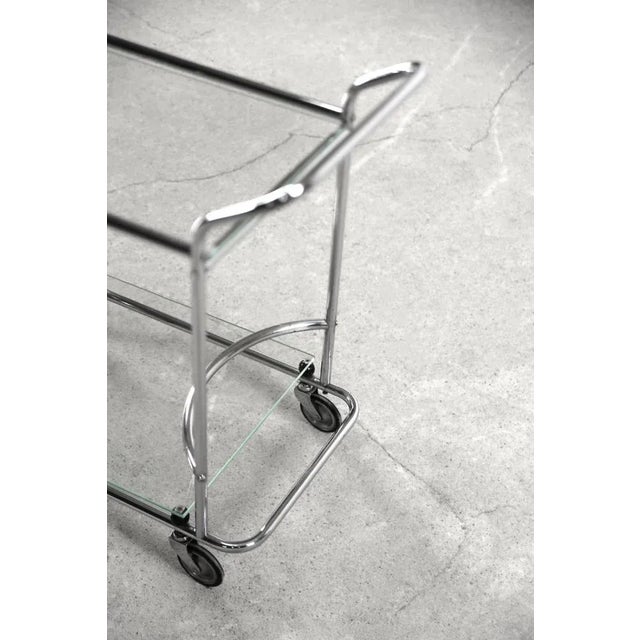 This small and light bar table was manufactured during the 1950s. Its form refers to the pre-war Art dèco style. The...