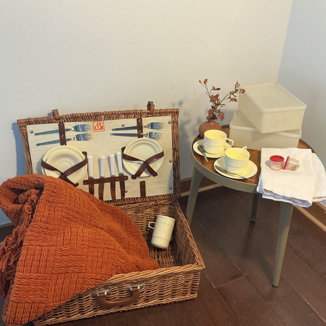 Vintage Blinton England Wicker Picnic Basket – Complete Service for Four For Sale - Image 16 of 17