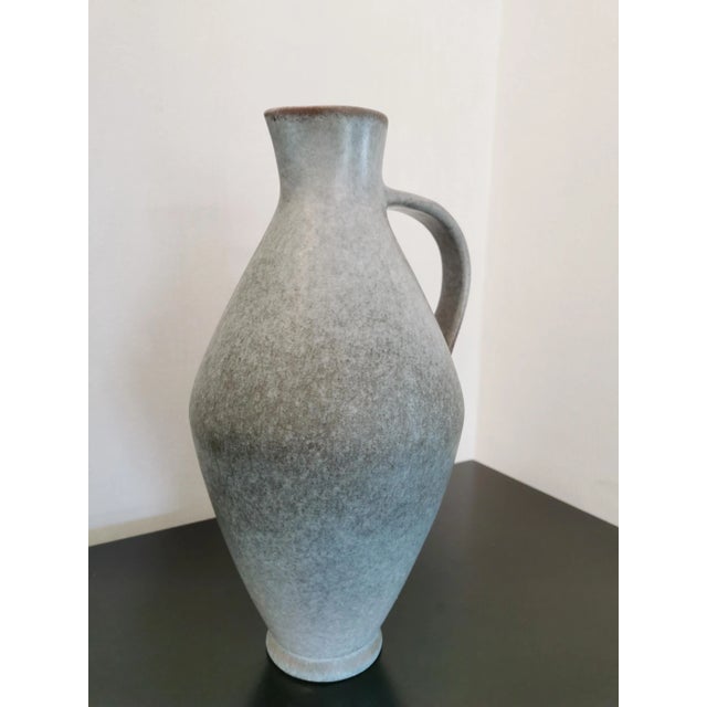 This vase from the Karlsruhe manufactory features a simple and elegant design, typical of the European ceramic aesthetic...