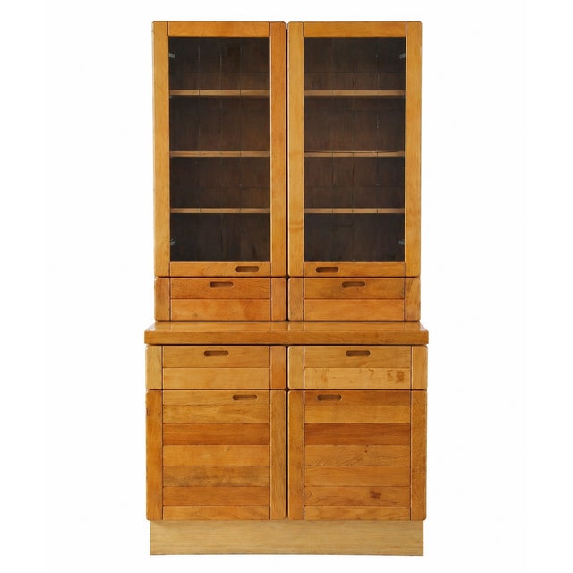 This stunning 1970s Danish Vantinge Mobelindustri display cabinet is a prime example of Scandinavian craftsmanship. The...