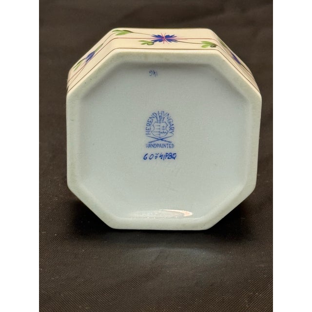 Ceramic Mid 20th Century Herend Hungary Blue Garland PBG Hand Painted Octagon Box Kitty Cat Finial 6074 For Sale - Image 7 of 10