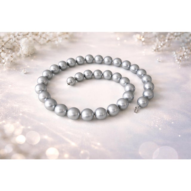 We present to you an exceptional and exquisite necklace featuring large silver Tahitian pearls, accompanied by a clasp...
