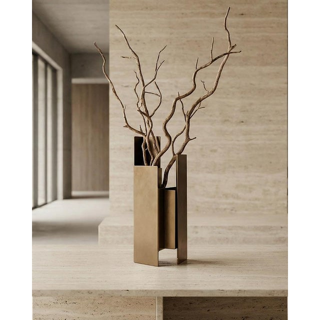 Fugit consists of a sheet of metal that seems to chase itself and close in on itself, creating an alternation of full and...