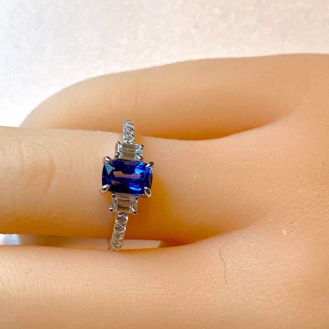 Emerald Shaped Ceylon Sapphire Diamond 1.66 Carat 18 Karat Gold Three Stone Ring Size 6 For Sale In New York - Image 6 of 8