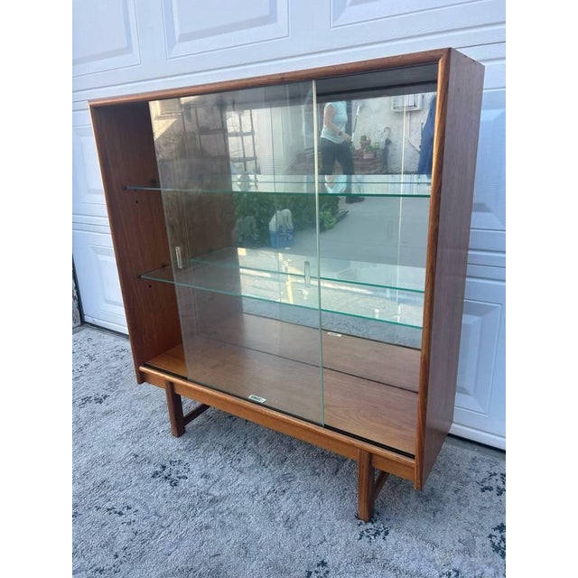 Item #AAZ17 A beautiful mid-century teak display cabinet/bookcase made by Turnidge of London, circa 1960s. Turnidge...