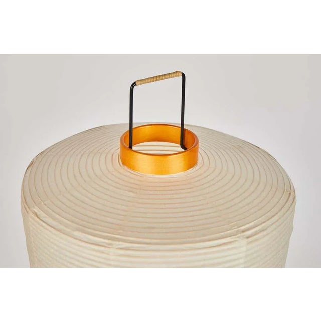 White Akari Model 2a Light Sculptural Table Lamp by Isamu Noguchi For Sale - Image 8 of 13