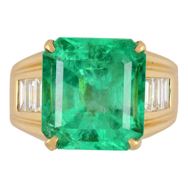 GIA Certified 8.64 Carat Colombian Emerald & Baguette Diamond Mens Ring in 18K, Size 7 For Sale
