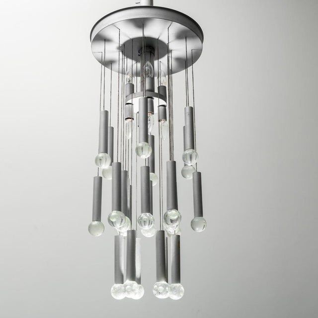 Mid-Century Modern 1970s Italian Gaetano Sciolari Style Chrome & Glass Chandelier — 8 Lights, 24 Crystal Drops For Sale - Image 3 of 6
