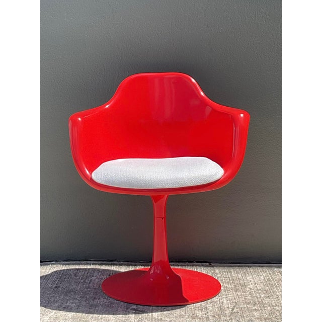 This vibrant vintage Tulip armchair, produced by Krueger Metal Products, is a definitive icon of Space Age design....